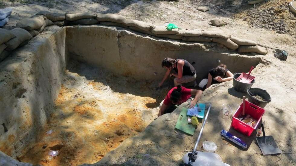 Proceso de excavación de la US4b (Chatelperroniense) en Aranbaltza II. / Joseba Rios-Garaizar)